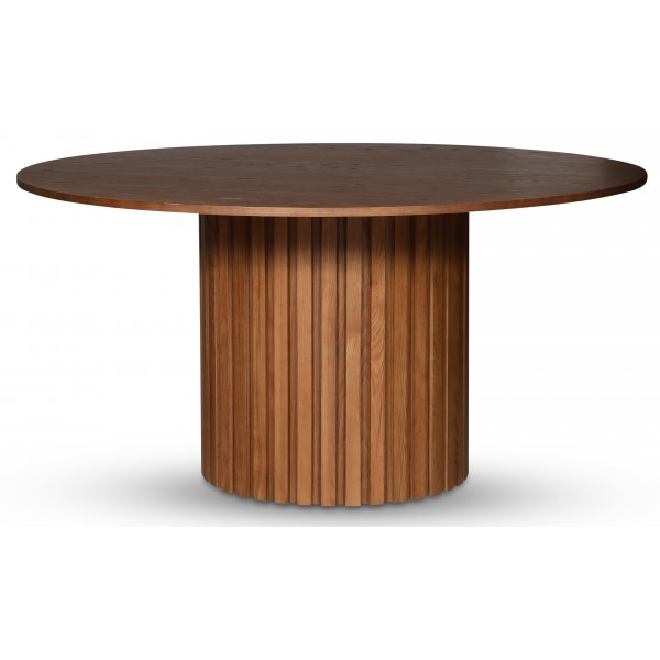 PiPi spisegruppe; Ø150 cm rundt valnøtt spisebord + 6 svarte pinnestoler PiPi spisegruppe; Ø150 cm rundt valnøtt spisebord + 6 svarte pinnestoler