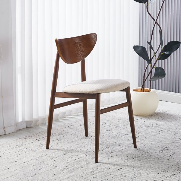 Ludvig-stol med beige stoff og valnøtt Ludvig-stol med beige stoff og valnøtt