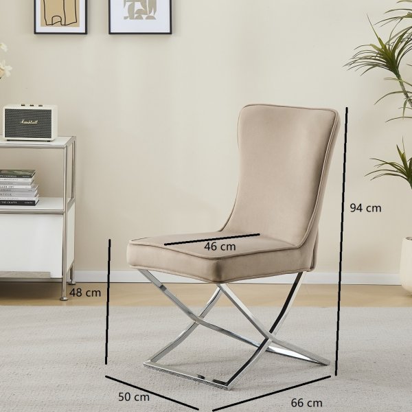 Luksusstol med kromunderstell og knapper i ryggen - Stol i beige fløyel Luksusstol med kromunderstell og knapper i ryggen - Stol i beige fløyel