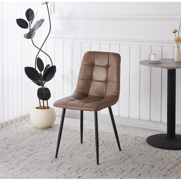 Spisegruppe Sand� spisebord �120 cm i hvit terrazzo med 4 Delta spisestoler i brun vintage